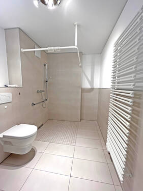 großes Bad mit Dusche - Etagenwohnung mit 71,00 m&sup2; in Nürnberg zur Miete