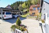 Einfahrt mit Carport - 