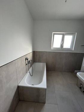 Bad mit Badewanne - 