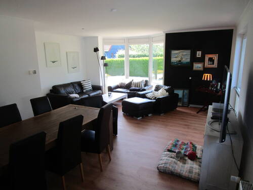 171. Wohnzimmer mit Essbereich im EG. des Hauses.. - 