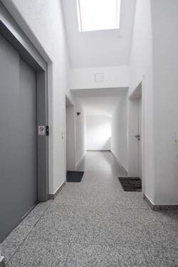 Hausflur mit Aufzug - 