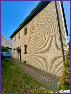 Hausansicht mit Haupteingang Vorderhaus links - 