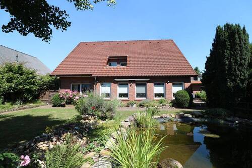 Bild - Stadtzentrales, schickes Wohnhaus mit Garagenanbau, Carport und schönem Garten