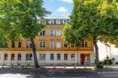 Vorderansicht - Frisch renoviert, neuer Bodenbelag, modernes Bad ... Viel Altbaucharme in Trachenberge.