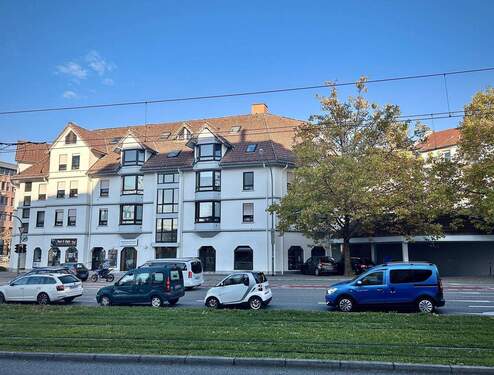 Außenansicht mit Blick zur Gewerbefläche im Erdgeschoss - 