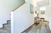 Flur mit Aufgang zum Dachgeschoß - 
