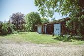 Remise mit Doppelgarage, Pferdestall und Holzschuppen - 