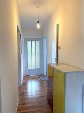 Flur - 6 Zimmer Doppelhaushälfte zum Kaufen in Bretten