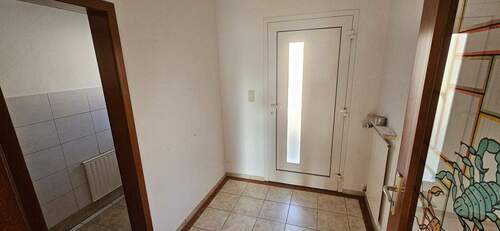 Eingang.jpg - 5 Zimmer Doppelhaushälfte in Langenpreising