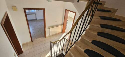 Treppenhaus.jpg - Doppelhaushälfte mit 118,00 m² in Langenpreising zum Kaufen