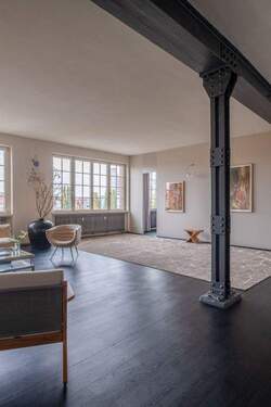 Wohnbereich mit Zugang zu einem weiteren Schlafzimmer - 