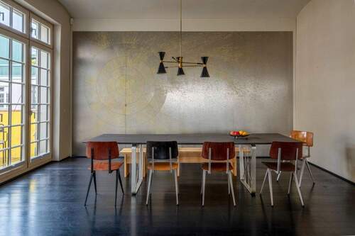 Esstisch vor kunstvoll gestalteter Trennwand - 