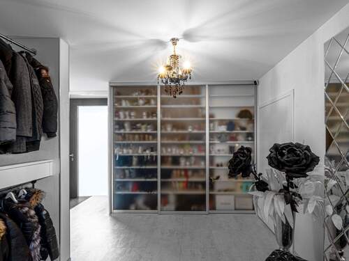 Flur EG mit Blick auf Eingangsbereich.jpg - 