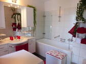 Bad mit Wanne - 