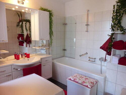 Bad mit Wanne - 