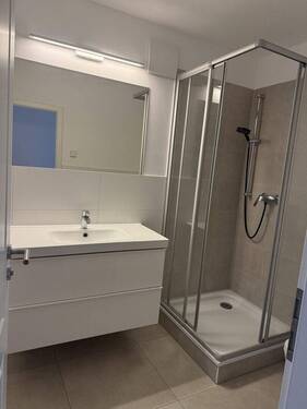 Badezimmer mit Dusche - 