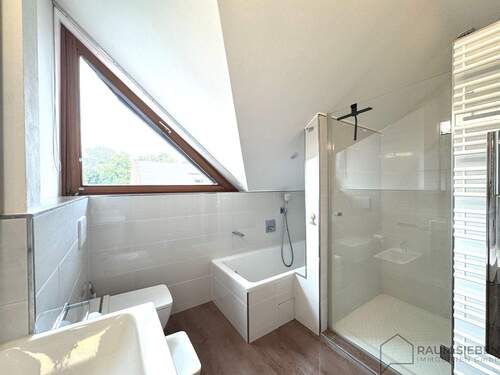 Badewanne und Tageslichtfenster - 