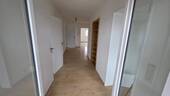 Flur - 3 Zimmer-Wohnung im ersten Obergeschoss mit Balkon, renoviert und sofort verfügbar!