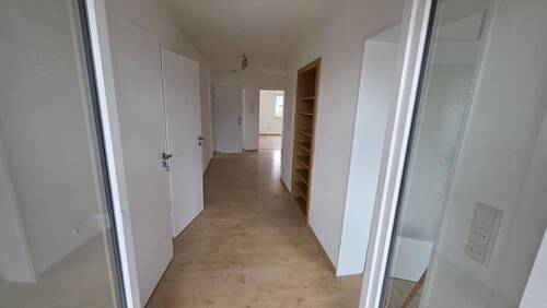 Flur - 3 Zimmer-Wohnung im ersten Obergeschoss mit Balkon, renoviert und sofort verfügbar!