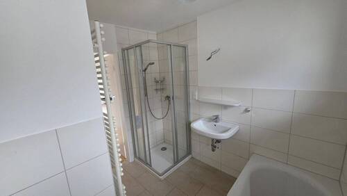 Bad mit WC, Wanne und Dusche - 