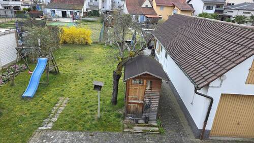Blick vom Balkon in den Garten - 