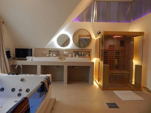 Infrarotsauna & TV-Schminkecke - 