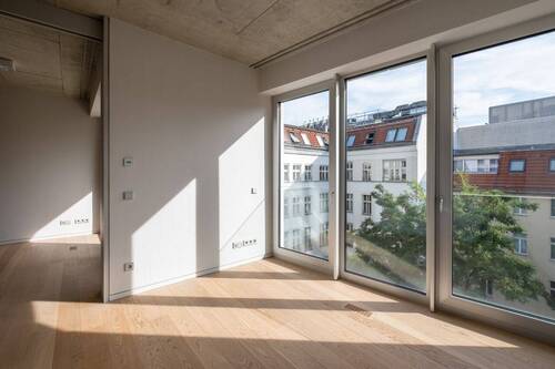 Schlafzimmer mit Blick in den Wohn- und Essbereich - 2 Zimmer Etagenwohnung zum Kaufen in Berlin