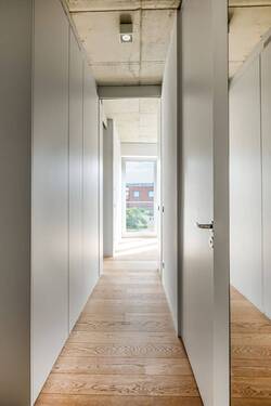 Flur mit Einbauschränken - 