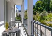 Terrasse Süd-Ost mit Pforte zum Garten und Hochufe - 