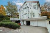 Hausansicht linker Garagenplatz zur Wohnung - 3 Zimmer Etagenwohnung zum Kaufen in Leonberg