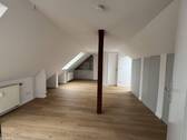 Bild 1 - Renovierte Dachgeschosswohnung - 360,00 EUR Kaltmiete, ca.  26,00 m² Wohnfläche
