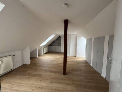 Bild 1 - Renovierte Dachgeschosswohnung - 360,00 EUR Kaltmiete, ca.  26,00 m² Wohnfläche