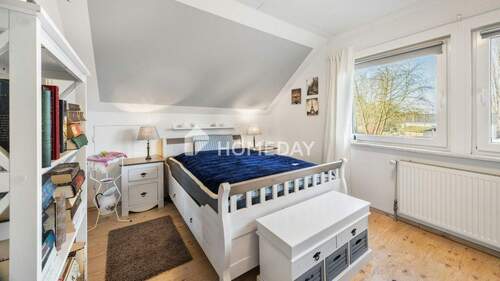 1. OG Schlafzimmer 1 - 