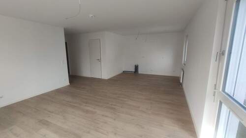 Wohnzimmer mit Küche (Musterwhg.).jpg - 2 Zimmer Etagenwohnung in Heilbronn