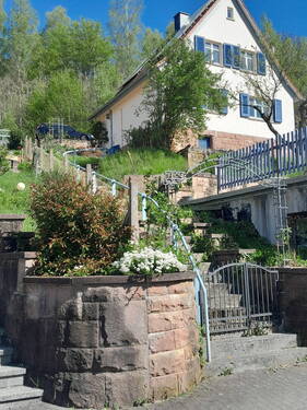 Ansicht von der unteren Straße - Einfamilienhaus - 260.000,00&nbsp;EUR Kaufpreis, ca.&nbsp; 95,00&nbsp;m&sup2;&nbsp;Wohnfl&auml;che