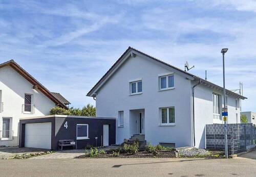 Bild 1 - Lichtdurchflutetes Raumwunder: Großzügiges Einfamilienhaus mit Wohlfühlgarantie