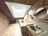 Hauptbad mit Badewanne - 