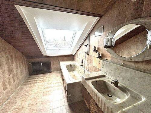 Hauptbad mit Badewanne - 