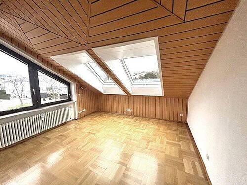 Schlafzimmer 1 mit Balkon u. Duschbad - 