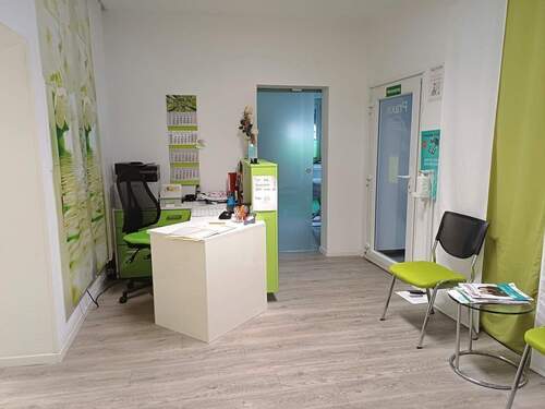 Anmeldung und Warteraum - Physiopraxis,Saunalandschaft und Wohnung im OG (Wohnen und Arbeiten)Toreinfahrt, Garage, Stellplätzen, Garten und Terrasse, in St. Ingbert-Rohrbach