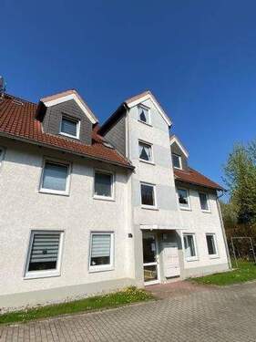 Hausansicht - ::: SUNSHINE ::: Nette Nachmieter für schöne Dachgeschosswohnung mit großem Balkon gesucht (2.OG)