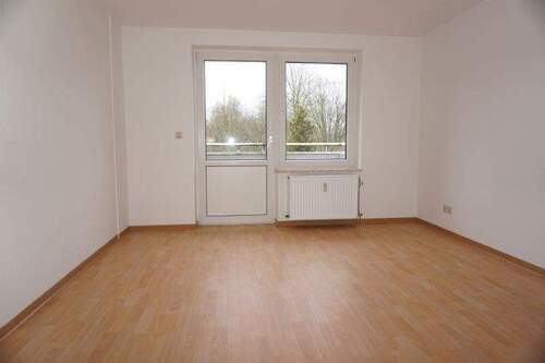 Schlafzimmer mit Loggia - 2 Zimmer Etagenwohnung zur Miete in Langelsheim