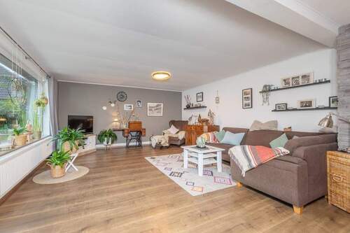 Lichterfülltes Wohnzimmer - 