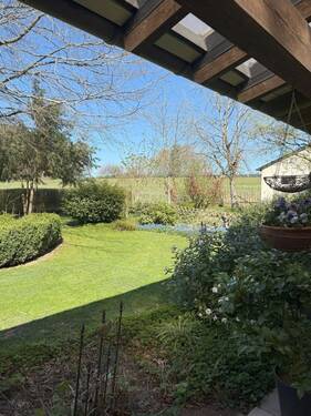 Terrasse mit Blick in den Garten - 