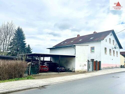 Frontansicht_Haus_Carport - 1 Zimmer Mehrfamilienhaus, Wohnhaus in Leubsdorf / Hohenfichte