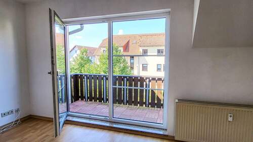Wohnzimmer mit Balkon - 