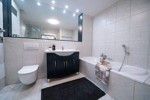 BAD MIT BADEWANNE UND DUSCHE - 