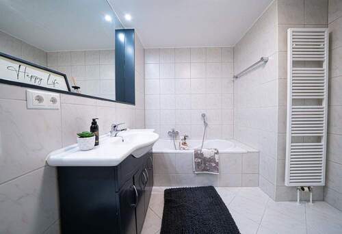 BAD MIT BADEWANNE UND DUSCHE - 