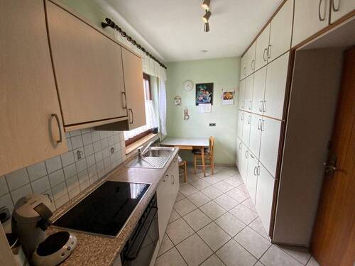 Küche mit Einbauküche - 