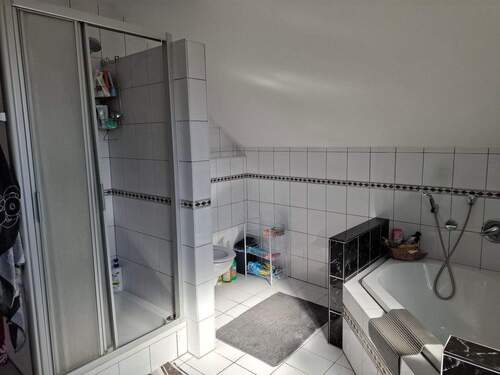 Bad mit Dusche und Wanne.jpg - 